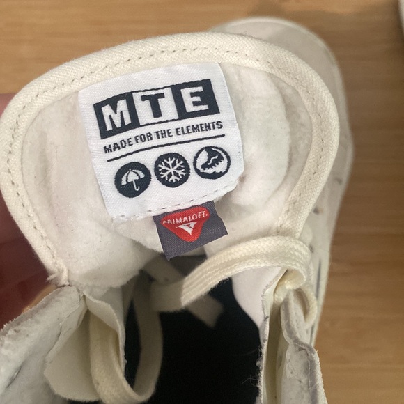 Vans High Top MTE shoe- size 6 - Picture 3 of 4